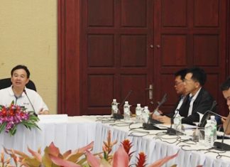 NIA Director Supachai Lorlowhakarn (left) announces the new 0% financing program.